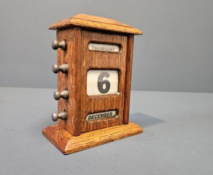 Edwardian Oak Perpetual Desk Calendar - Image 1