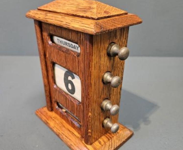 Edwardian Oak Perpetual Desk Calendar - Image 3