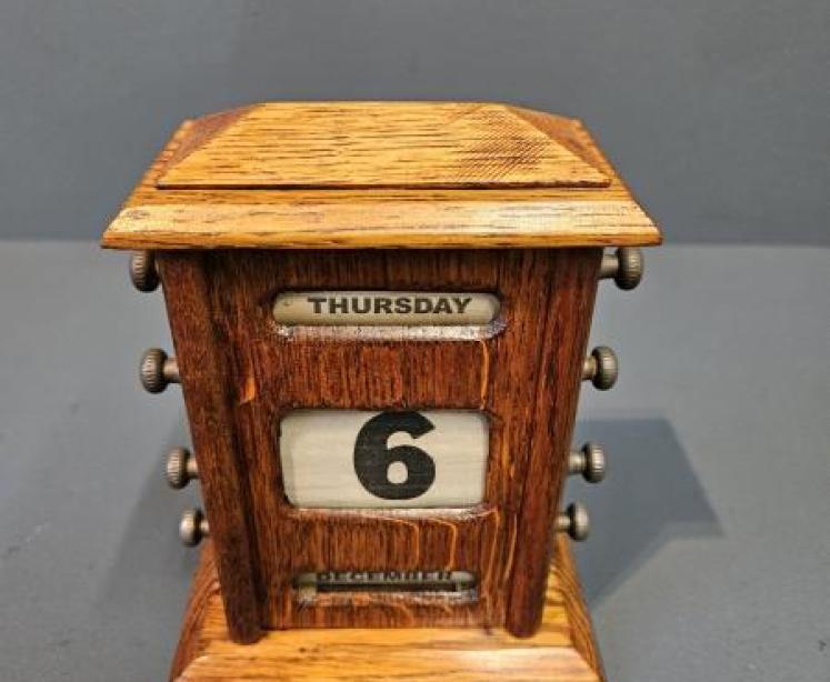 Edwardian Oak Perpetual Desk Calendar - Image 4