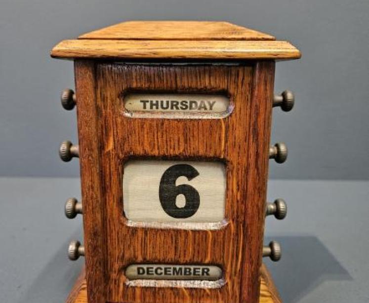 Edwardian Oak Perpetual Desk Calendar - Image 5