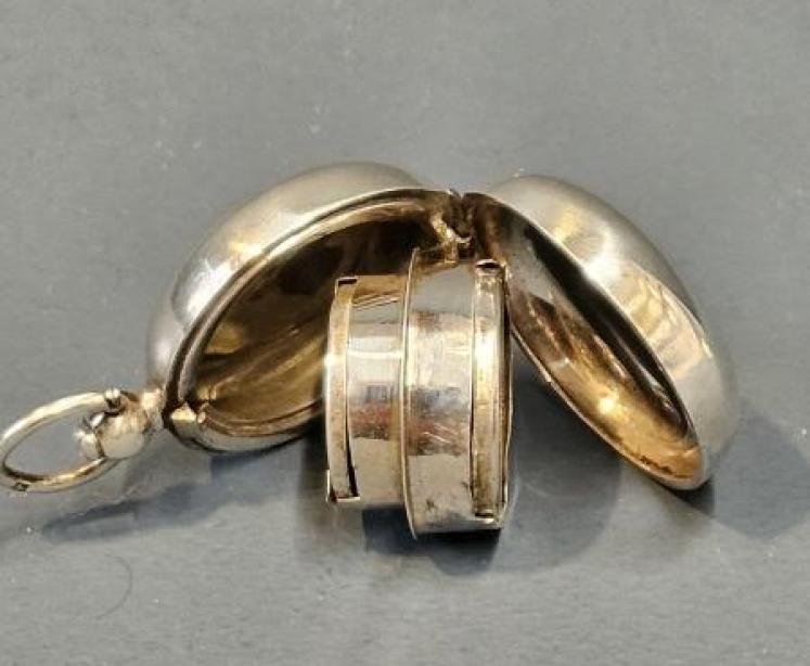 Unusual Silver Double Sovereign Case - Image 1