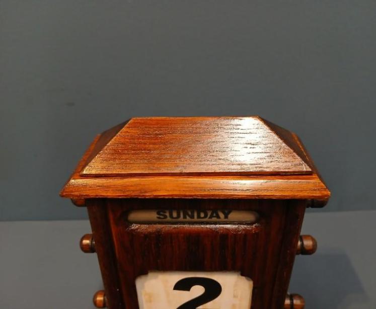 Edwardian Period Oak Perpetual Desk Calendar - Image 4