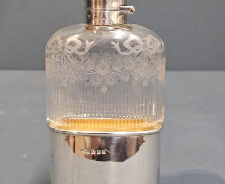 Outstanding Silver and Enamel Hip Flask - Image 6