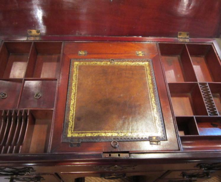 Stunning George II Red Walnut Kneehole Desk - Image 2