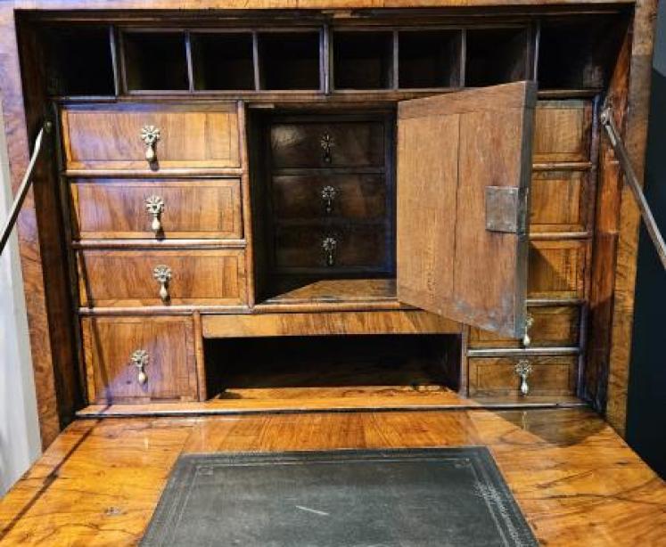 Small Proportioned William and Mary Walnut Escritoire - Image 4