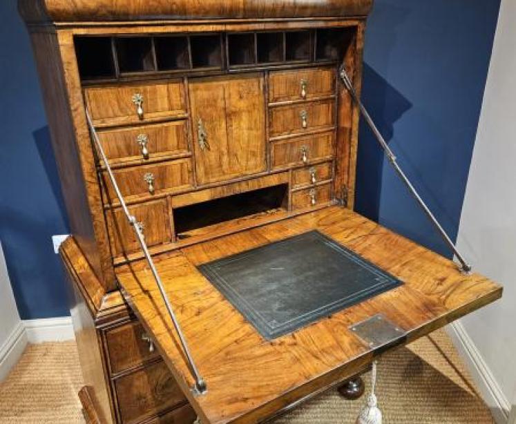 Small Proportioned William and Mary Walnut Escritoire - Image 5