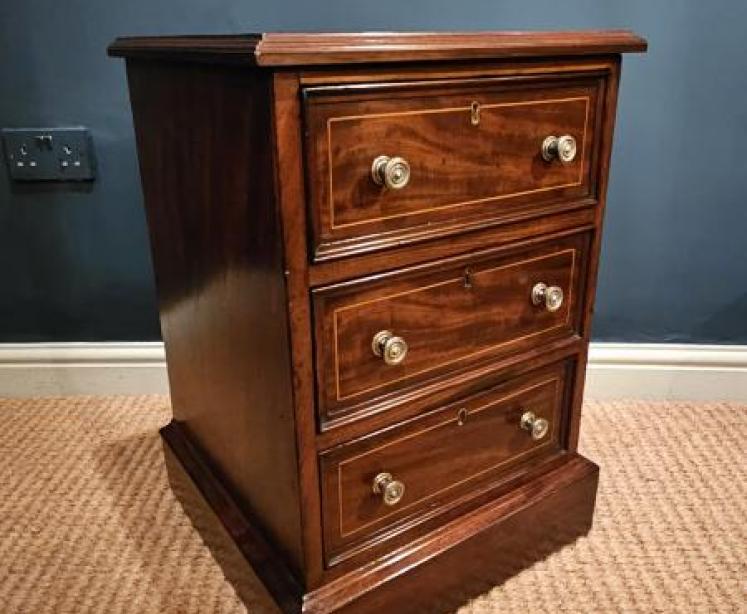 Pair of Victorian Mahogany Bedside Cabinets - Image 2