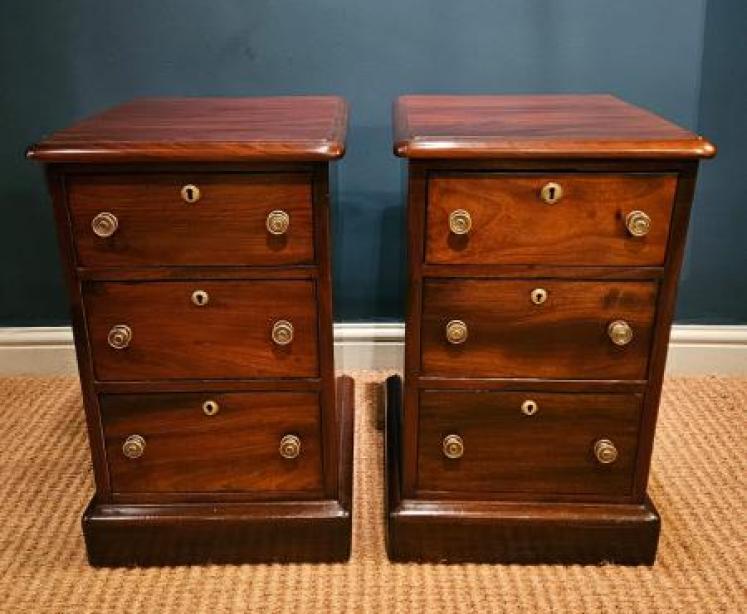 Pair of Victorian Mahogany Bedside Chests - Image 1