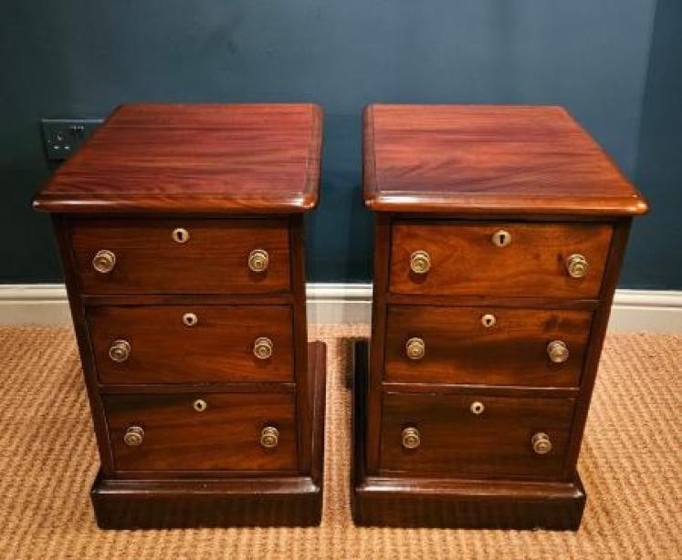 Pair of Victorian Mahogany Bedside Chests - Image 2