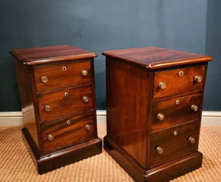 Pair of Victorian Mahogany Bedside Chests - Image 3