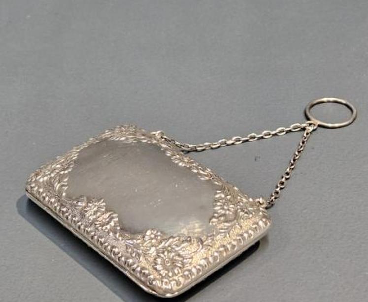 Edwardian Silver Purse with Daisy Design - Image 1