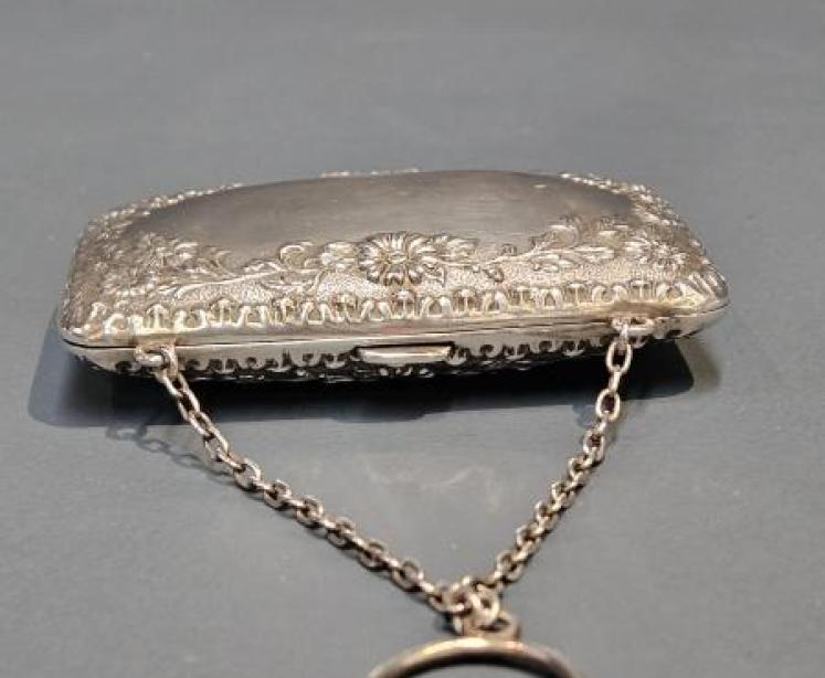 Edwardian Silver Purse with Daisy Design - Image 2