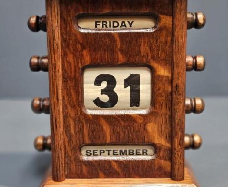 Edwardian Oak Perpetual Desk Calendar - Image 1