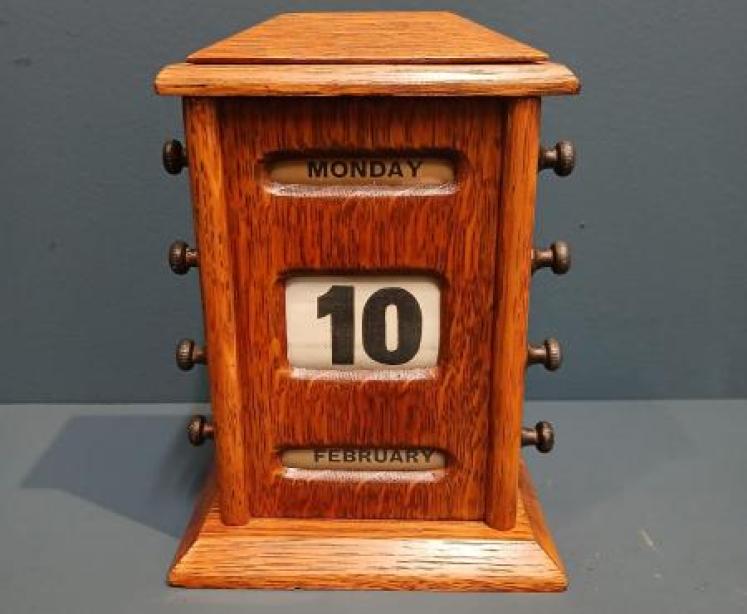 Edwardian Perpetual Golden Oak Desk Calendar - Image 1