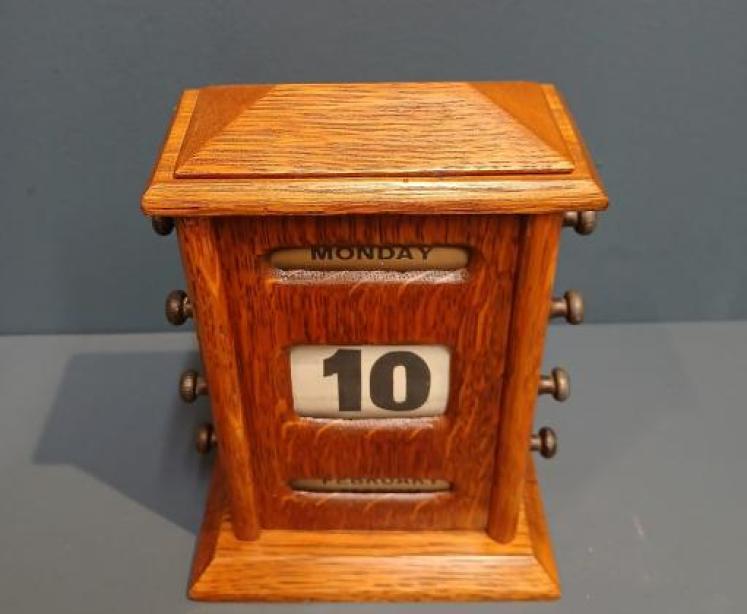 Edwardian Perpetual Golden Oak Desk Calendar - Image 3