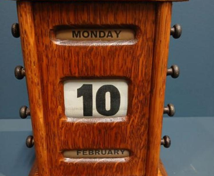 Edwardian Perpetual Golden Oak Desk Calendar - Image 5