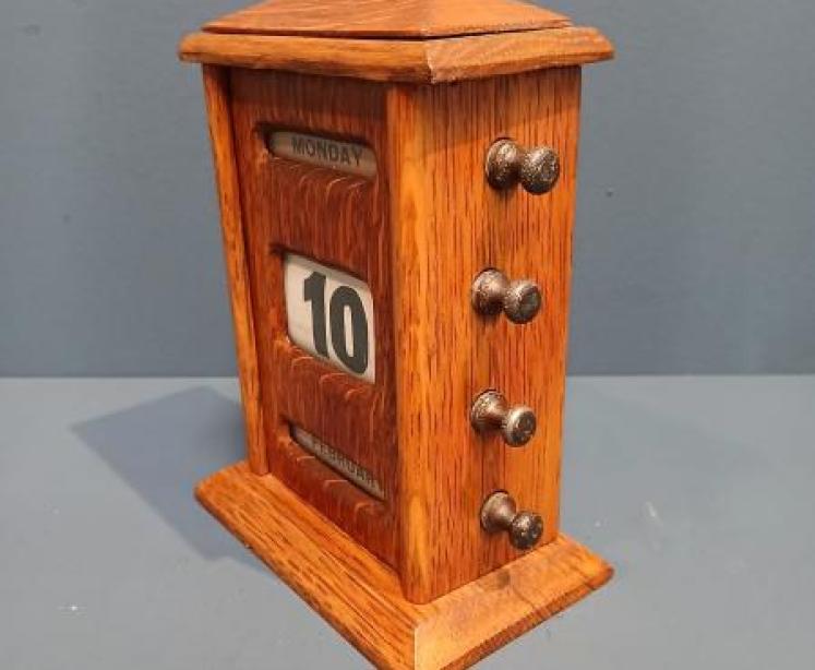 Edwardian Perpetual Golden Oak Desk Calendar - Image 6