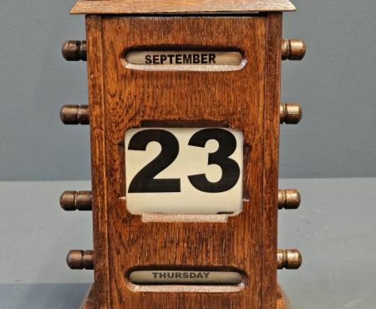 Edwardian Oak Perpetual Desk Calendar - Image 1