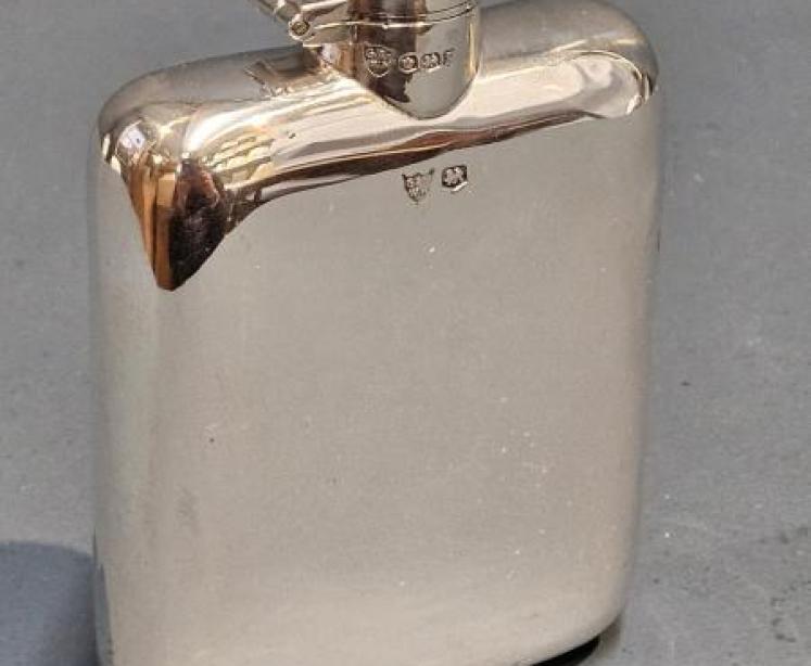 George V Curved Silver Hip Flask - Image 2