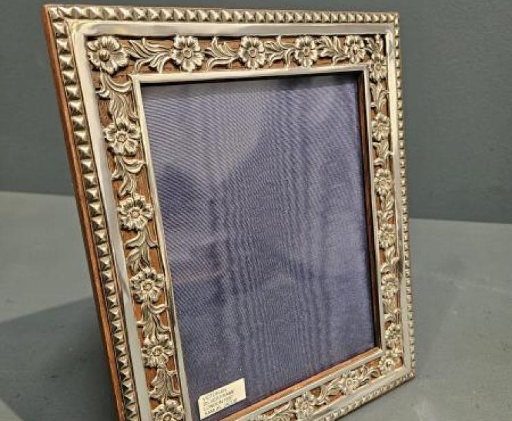 Large Victorian Silver Floral Border Photo Frame - Image 5