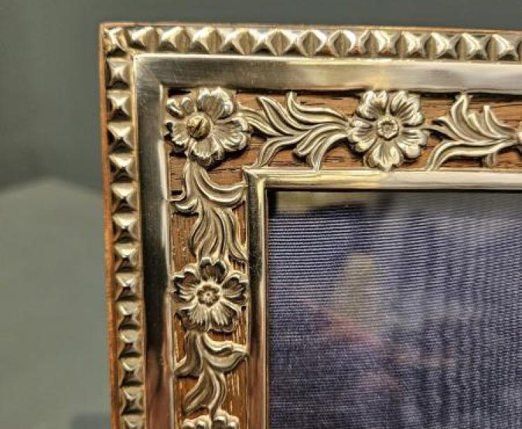 Large Victorian Silver Floral Border Photo Frame - Image 7