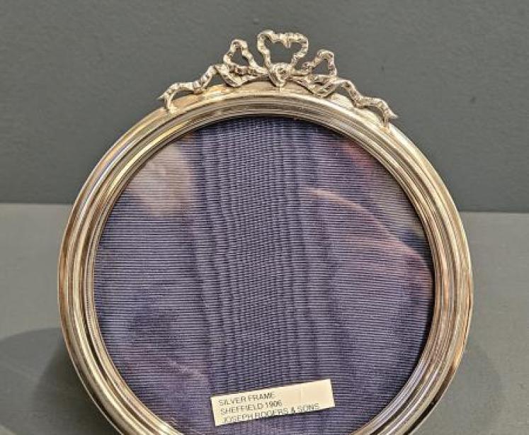 Edwardian Circular Ribbon Crest Silver Photo Frame - Image 1
