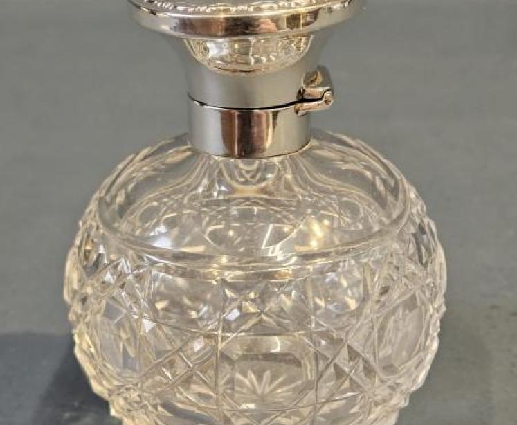 Walker and Hall Silver Top Scent Bottle - Image 1