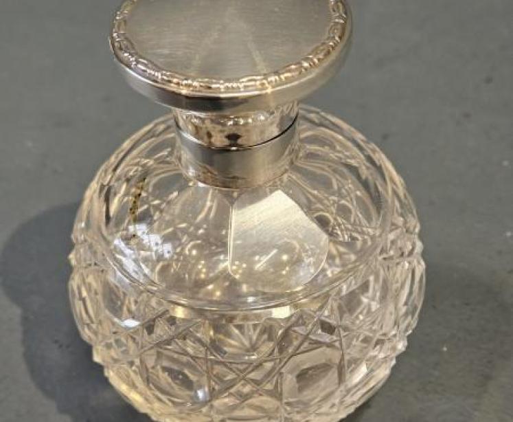 Walker and Hall Silver Top Scent Bottle - Image 2