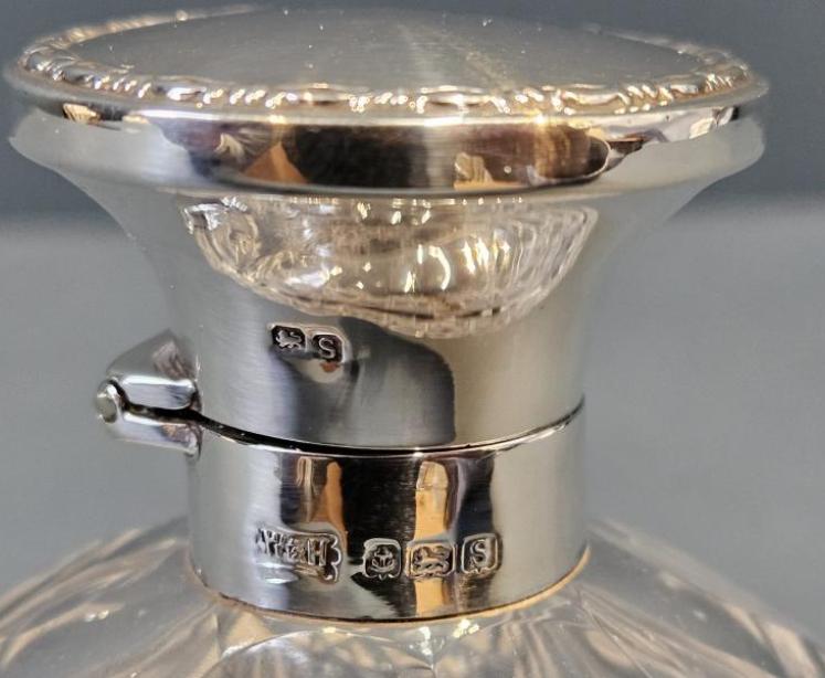 Walker and Hall Silver Top Scent Bottle - Image 3