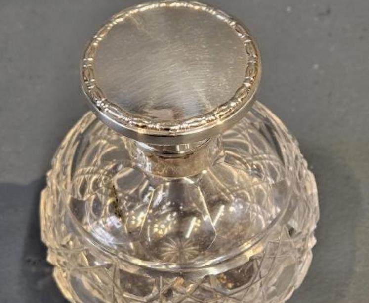 Walker and Hall Silver Top Scent Bottle - Image 6