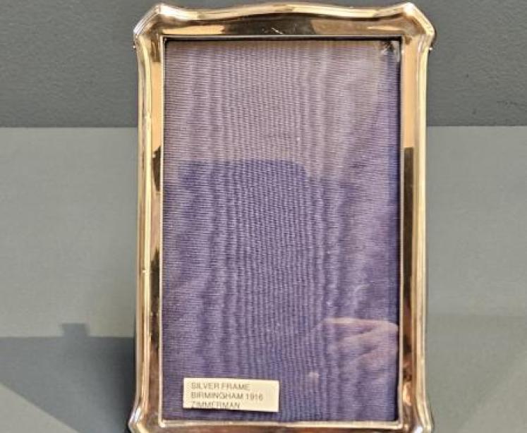 George V Silver Swept Edge Photo Frame - Image 1