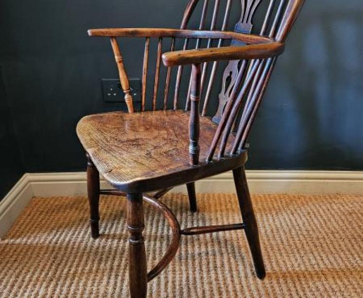 George III Low Back Yew and Elm Windsor Chair - Image 6