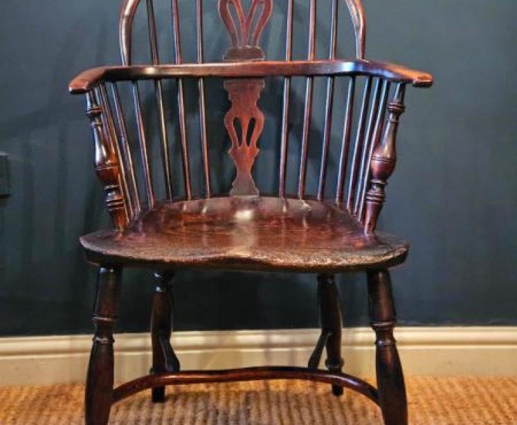 Victorian Low Back Yew and Elm Wood Windsor Chair - Image 1