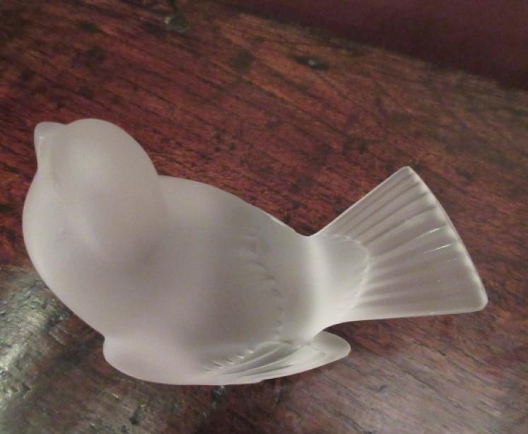 Lalique Opalescent Sitting Bird - Image 4