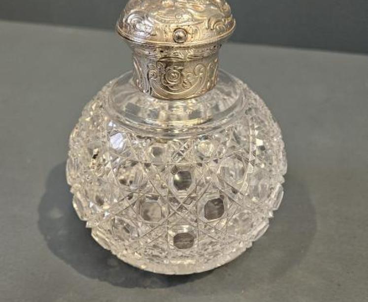 Victorian William Comyns Silver Top Scent Bottle - Image 1
