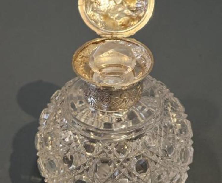 Victorian William Comyns Silver Top Scent Bottle - Image 3