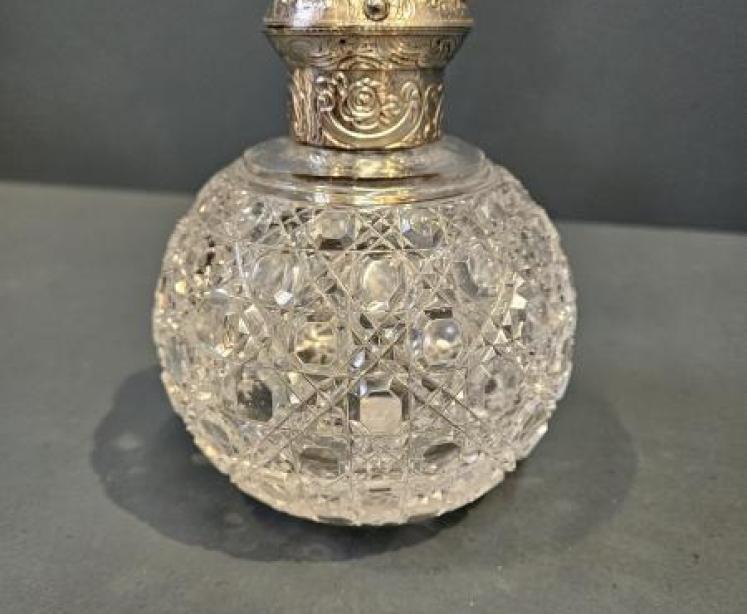 Victorian William Comyns Silver Top Scent Bottle - Image 7
