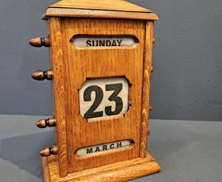 Edwardian Oak Perpetual Desk Calendar - Image 3