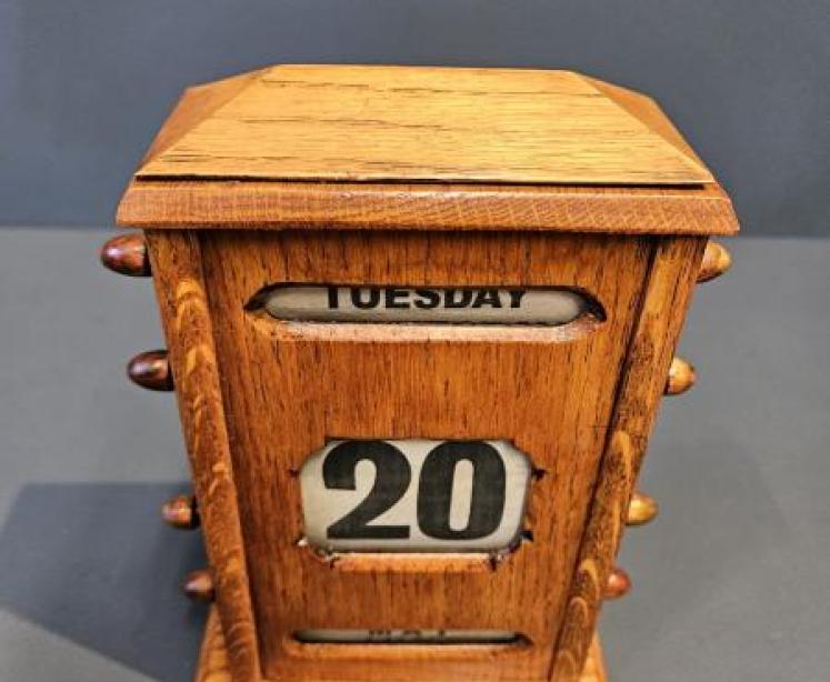 Edwardian Oak Perpetual Desk Calendar - Image 4