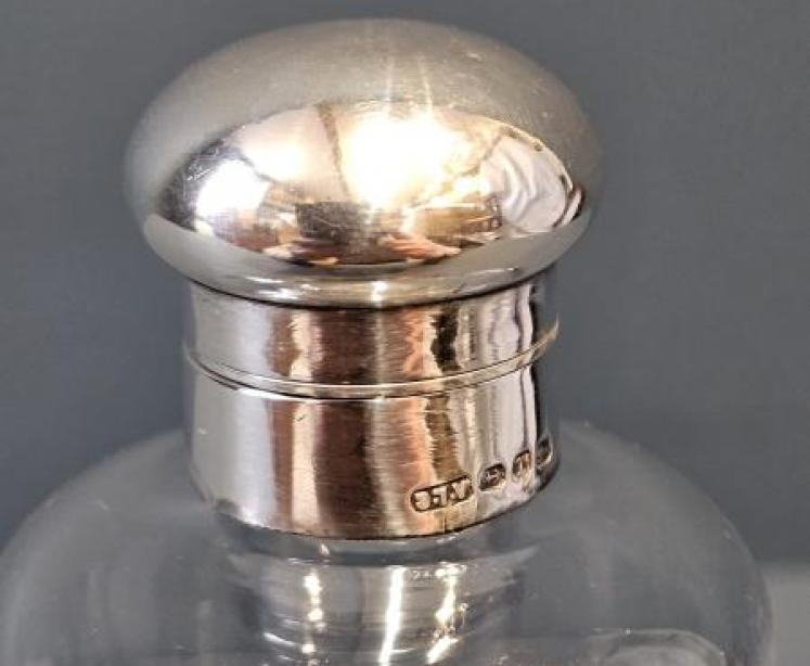 Victorian Silver Topped Hunting Flask  - Image 4