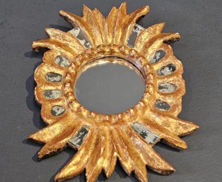 Small Decorative Venetian Gilt Mirror - Image 3