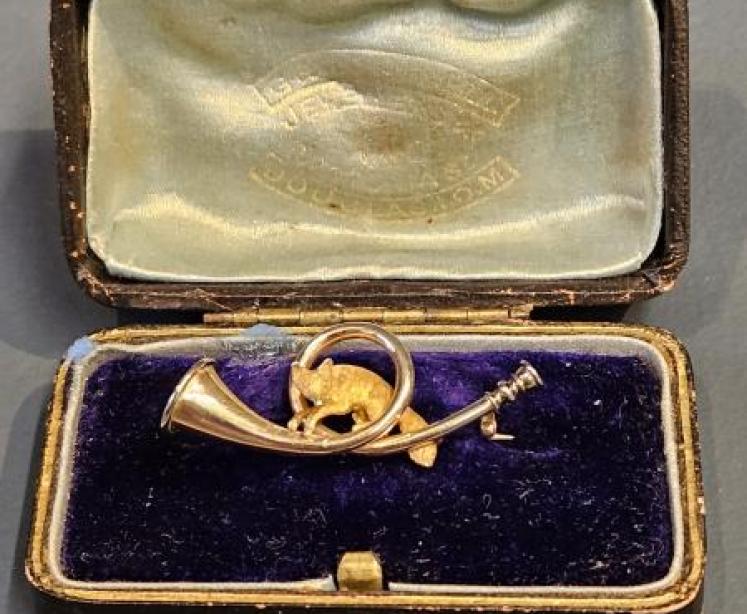Gold Fox & Hunting Horn Brooch - Image 6