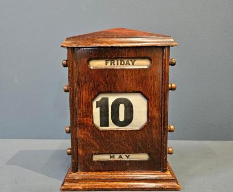 Edwardian Oak Perpetual Desk Calendar - Image 1