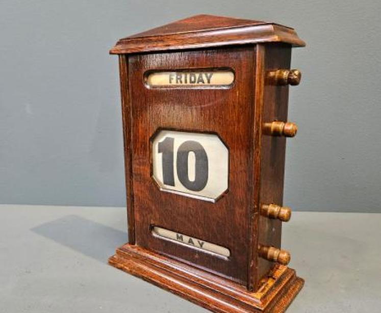 Edwardian Oak Perpetual Desk Calendar - Image 2