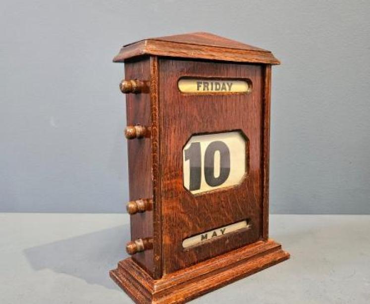 Edwardian Oak Perpetual Desk Calendar - Image 3