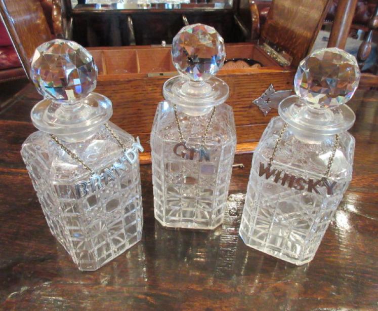 Outstanding Victorian Polished Oak Gaming Tantalus - Image 5