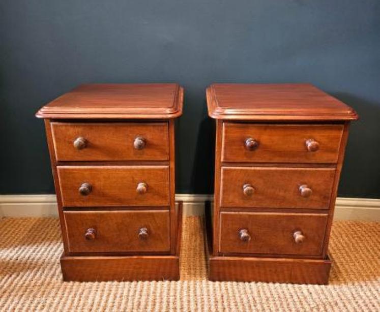 Pair of Victorian Mahogany Three Drawer Bedside Chests - Image 2