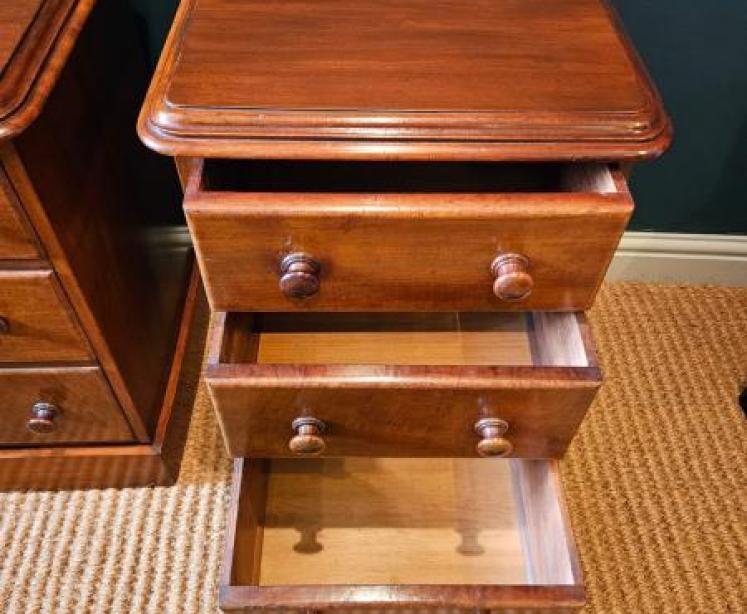 Pair of Victorian Mahogany Three Drawer Bedside Chests - Image 4