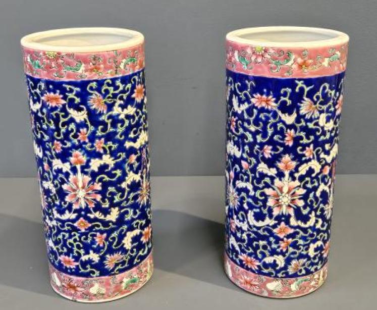 Pair of Chinese Vases - Image 1