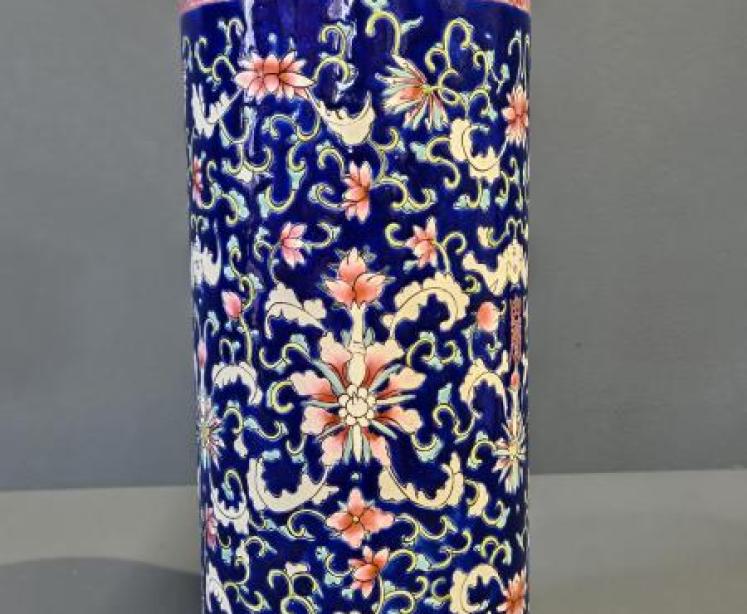 Pair of Chinese Vases - Image 2